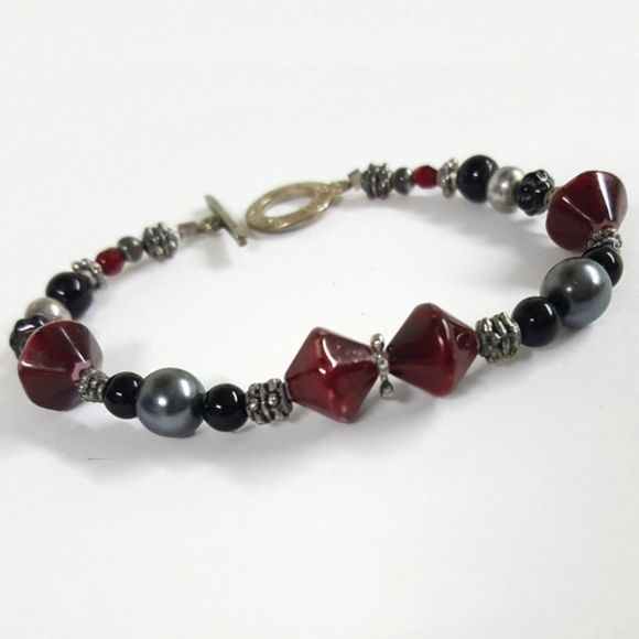New Red & Black Beaded Bracelet - Picture 3 of 4